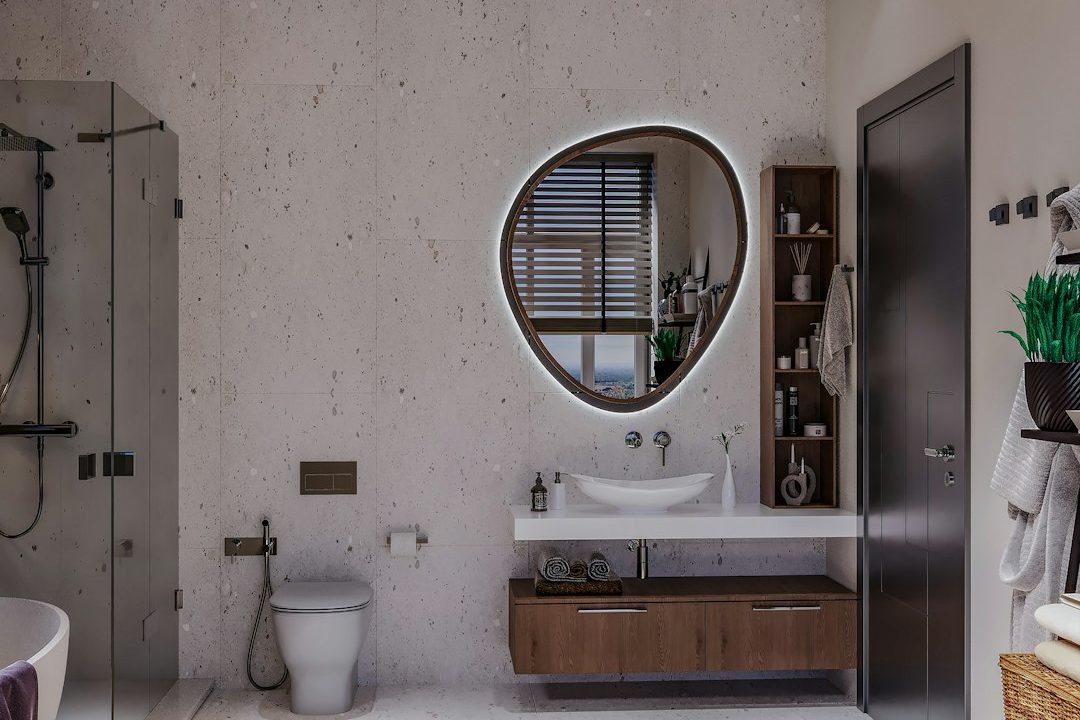 Kamar mandi modern dengan desain sederhana dan bersih